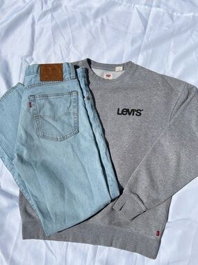 LEvi's (big E) 501'93 premium Light Blue Jeans With Levi's gray sweatshirt S